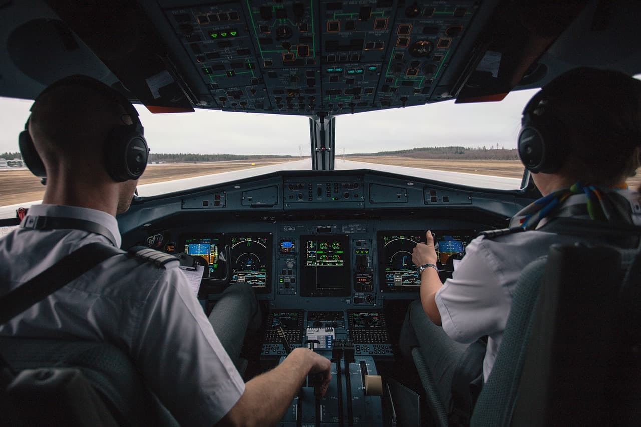 Airline flight crew using an electronic flight bag with structured FCOM and QRH operations content in the cockpit